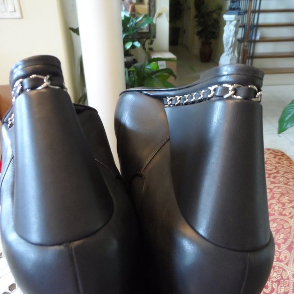 CHANEL Black Goatskin Leather Black Ankle Boots Size 37.5B - Picture 15 of 16